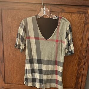 Burberry Beige Plaid V‑Neck Short Sleeve Tee with Black & Red Accents